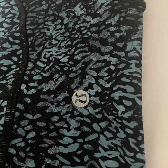 Lululemon train times 7/8 pant 25" with mesh bottoms - Picture 4 of 4